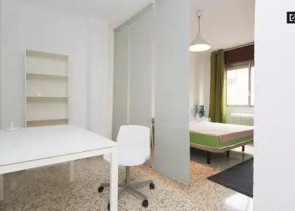 Se alquila habitación en piso compartido de 4 habitaciones en Camino de Ronda, perfecta para profesionales o estudiantes. en Granada