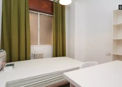 Se alquila habitación en piso compartido de 4 habitaciones en Camino de Ronda, perfecta para profesionales o estudiantes. en Granada