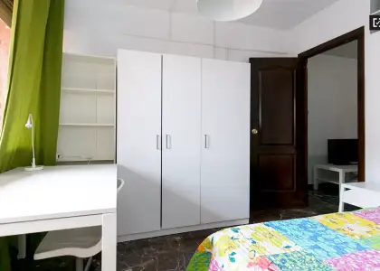 Se alquila habitación en piso compartido de 4 habitaciones en Camino de Ronda, perfecta para profesionales o estudiantes. en Granada