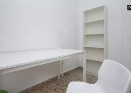 Se alquila habitación en piso compartido de 4 habitaciones en Camino de Ronda, perfecta para profesionales o estudiantes. en Granada