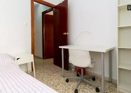 Se alquila habitación en piso compartido de 4 habitaciones en Camino de Ronda, perfecta para profesionales o estudiantes. en Granada