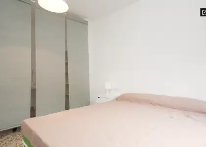 Se alquila habitación en piso compartido de 4 habitaciones en Camino de Ronda, perfecta para profesionales o estudiantes. en Granada