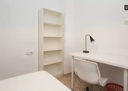 Se alquila habitación en piso compartido de 4 habitaciones en Camino de Ronda, perfecta para profesionales o estudiantes. en Granada