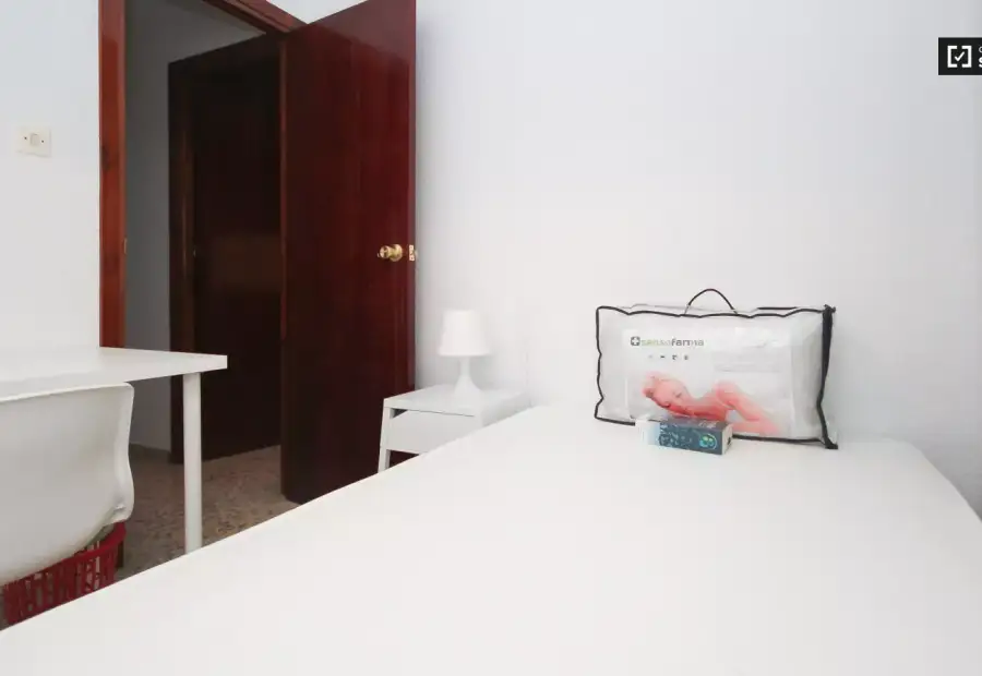 Se alquila habitación en piso compartido de 4 habitaciones en Camino de Ronda, perfecta para profesionales o estudiantes. en Granada