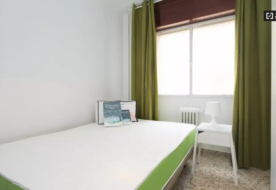 Se alquila habitación en piso compartido de 4 habitaciones en Camino de Ronda, perfecta para profesionales o estudiantes. en Granada