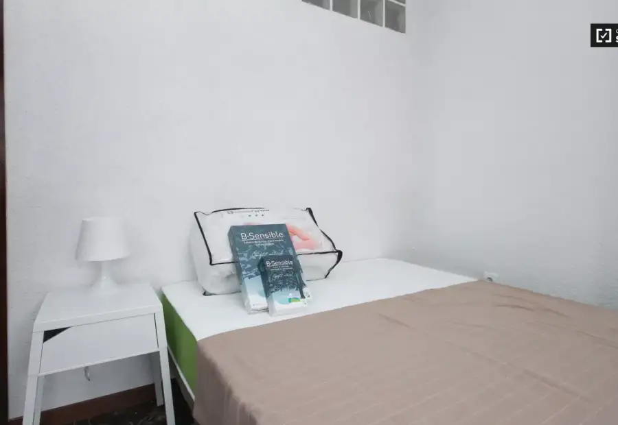 Se alquila habitación en piso compartido de 4 habitaciones en Camino de Ronda, perfecta para profesionales o estudiantes. en Granada