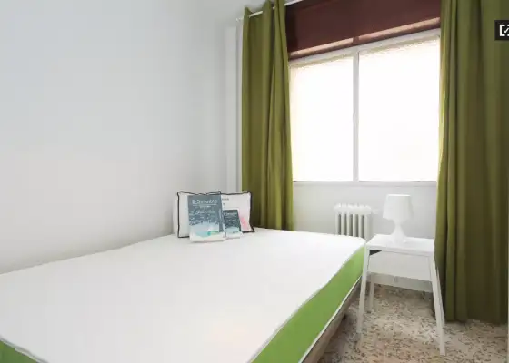 Se alquila habitación en piso compartido de 4 habitaciones en Camino de Ronda, perfecta para profesionales o estudiantes. en Granada