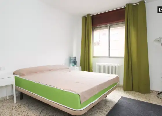 Se alquila habitación en piso compartido de 4 habitaciones en Camino de Ronda, perfecta para profesionales o estudiantes. en Granada