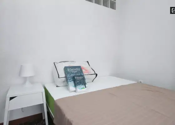 Se alquila habitación en piso compartido de 4 habitaciones en Camino de Ronda, perfecta para profesionales o estudiantes. en Granada