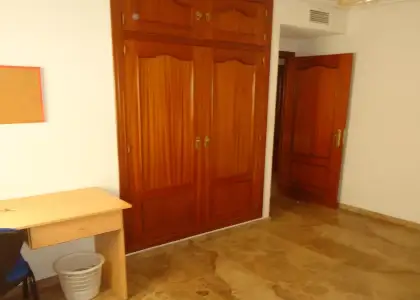 Se alquila habitación en piso compartido de 4 habitaciones en Cercadilla-Medina Azahara. en Córdoba
