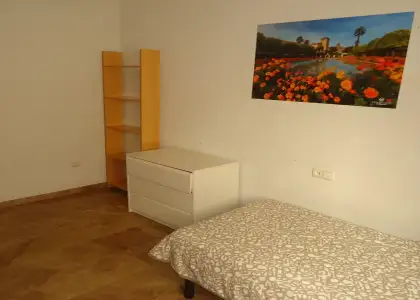 Se alquila habitación en piso compartido de 4 habitaciones en Cercadilla-Medina Azahara. en Córdoba