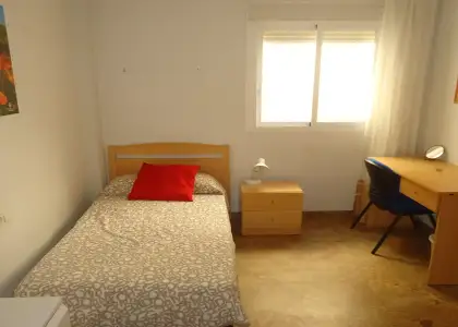 Se alquila habitación en piso compartido de 4 habitaciones en Cercadilla-Medina Azahara. en Córdoba
