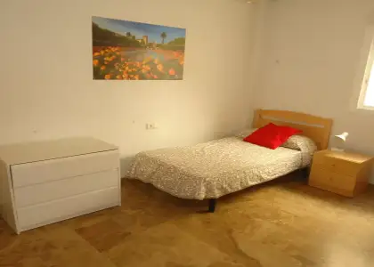 Se alquila habitación en piso compartido de 4 habitaciones en Cercadilla-Medina Azahara. en Córdoba