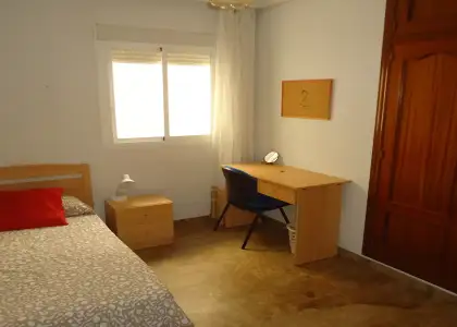 Se alquila habitación en piso compartido de 4 habitaciones en Cercadilla-Medina Azahara. en Córdoba