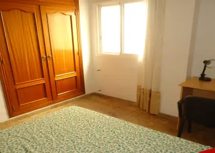 Se alquila habitación en piso compartido de 4 habitaciones en Cercadilla-Medina Azahara. en Córdoba