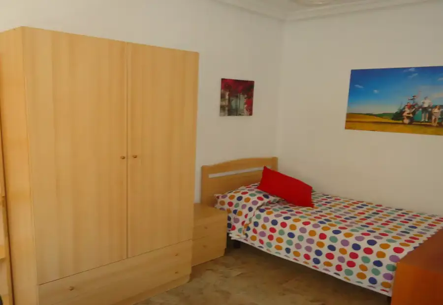 Se alquila habitación en piso compartido de 4 habitaciones en Cercadilla-Medina Azahara. en Córdoba