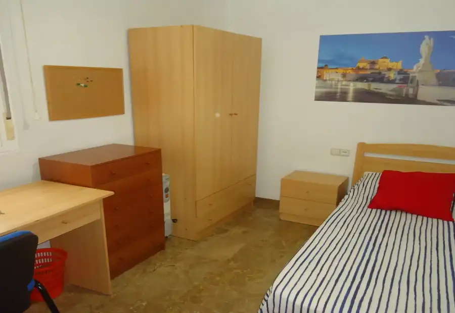 Se alquila habitación en piso compartido de 4 habitaciones en Cercadilla-Medina Azahara. en Córdoba