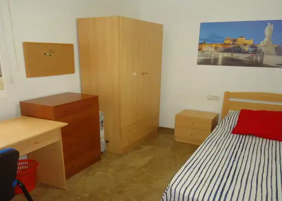 Se alquila habitación en piso compartido de 4 habitaciones en Cercadilla-Medina Azahara. en Córdoba