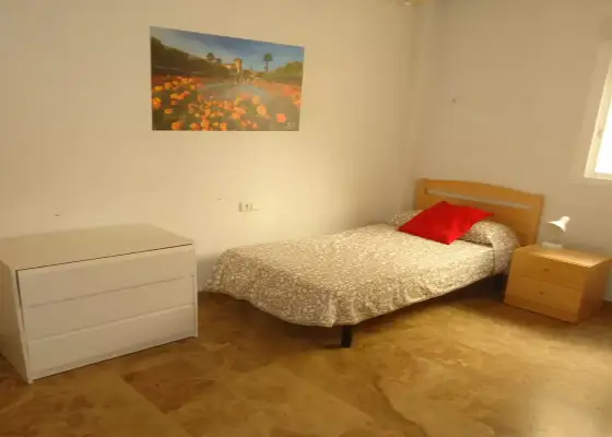 Se alquila habitación en piso compartido de 4 habitaciones en Cercadilla-Medina Azahara. en Córdoba