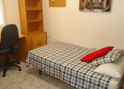 Se alquila habitación en piso compartido de 4 habitaciones en Ciudad Jardín en Córdoba