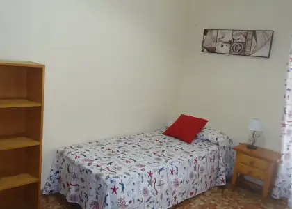 Se alquila habitación en piso compartido de 4 habitaciones en Ciudad Jardín en Córdoba