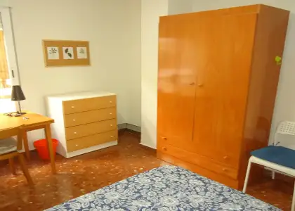 Se alquila habitación en piso compartido de 4 habitaciones en Ciudad Jardín, Córdoba. en Córdoba