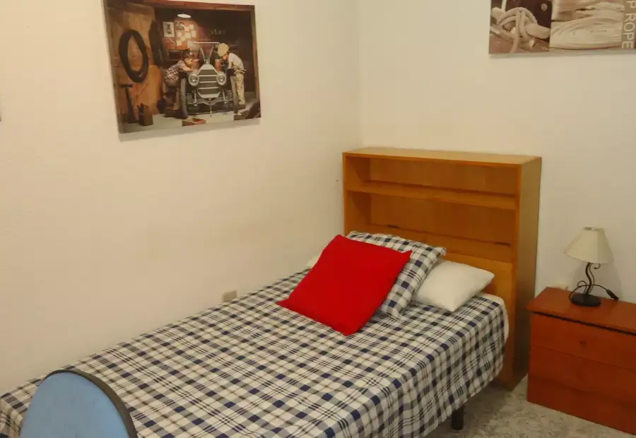 Se alquila habitación en piso compartido de 4 habitaciones en Ciudad Jardín en Córdoba