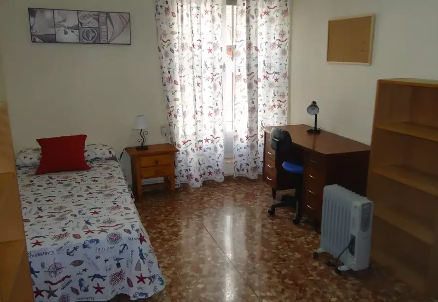 Se alquila habitación en piso compartido de 4 habitaciones en Ciudad Jardín en Córdoba