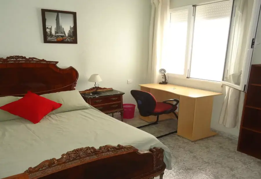 Se alquila habitación en piso compartido de 4 habitaciones en Ciudad Jardín en Córdoba