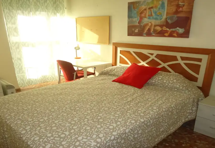 Se alquila habitación en piso compartido de 4 habitaciones en Ciudad Jardín en Córdoba