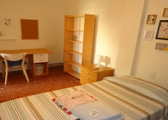 Se alquila habitación en piso compartido de 4 habitaciones en Ciudad Jardín, Córdoba.