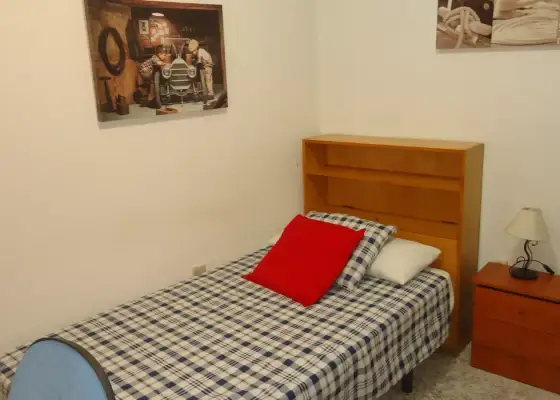 Se alquila habitación en piso compartido de 4 habitaciones en Ciudad Jardín en Córdoba