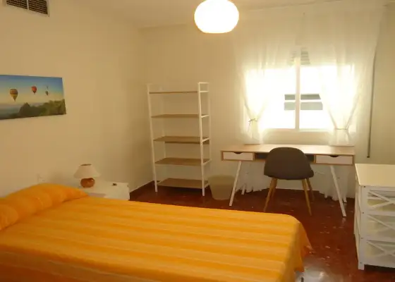 Se alquila habitación en piso compartido de 4 habitaciones en Ciudad Jardín, Córdoba.