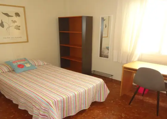 Se alquila habitación en piso compartido de 4 habitaciones en Ciudad Jardín, Córdoba.