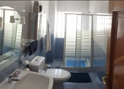 Se alquila habitación en piso compartido de 4 habitaciones en San Vicente del Raspeig, todos los gastos incluidos, solo profesionales. en Alicante (Alacant)