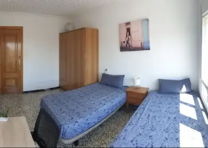 Se alquila habitación en piso compartido de 4 habitaciones en San Vicente del Raspeig, todos los gastos incluidos, solo profesionales. en Alicante (Alacant)