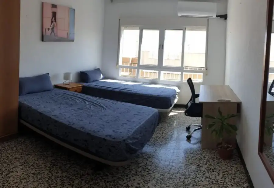 Se alquila habitación en piso compartido de 4 habitaciones en San Vicente del Raspeig, todos los gastos incluidos, solo profesionales. en Alicante (Alacant)