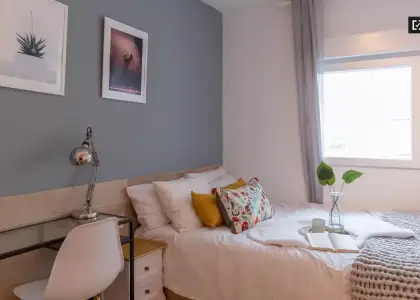 Se alquila habitación en piso compartido de 4 habitaciones en Valdeacederas en Madrid