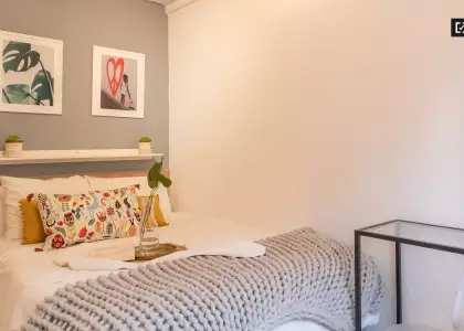 Se alquila habitación en piso compartido de 4 habitaciones en Valdeacederas en Madrid
