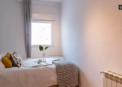 Se alquila habitación en piso compartido de 4 habitaciones en Valdeacederas en Madrid