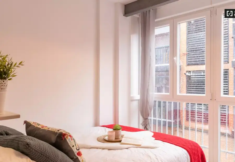 Se alquila habitación en piso compartido de 4 habitaciones en Valdeacederas en Madrid