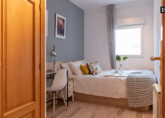 Se alquila habitación en piso compartido de 4 habitaciones en Valdeacederas en Madrid