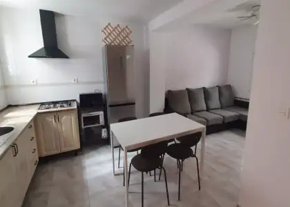 Se alquila habitación en piso compartido de 4 habitaciones en Zaidín-Vergeles, ideal para chicas. en Granada