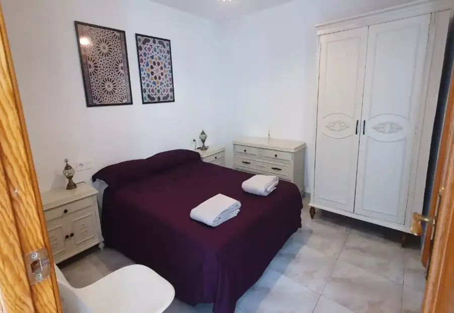 Se alquila habitación en piso compartido de 4 habitaciones en Zaidín-Vergeles, ideal para chicas. en Granada