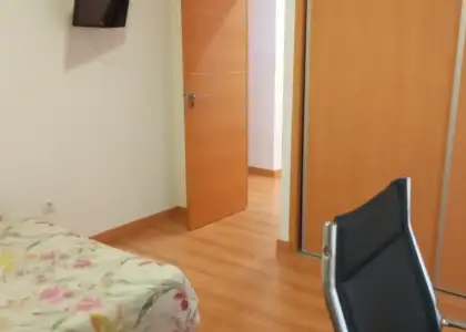 Se alquila habitación en piso compartido de 5 habitaciones en Alicante, gastos incluidos, solo estudiantes en Alicante (Alacant)