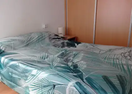 Se alquila habitación en piso compartido de 5 habitaciones en Alicante, gastos incluidos, solo estudiantes en Alicante (Alacant)