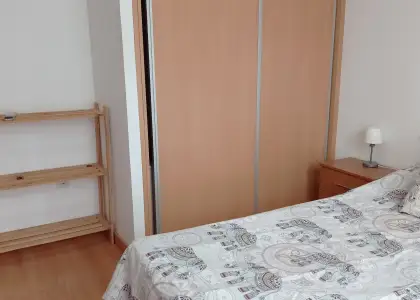 Se alquila habitación en piso compartido de 5 habitaciones en Alicante, gastos incluidos, solo estudiantes en Alicante (Alacant)