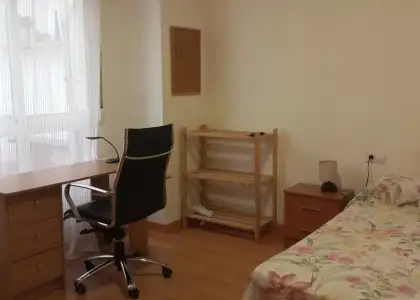Se alquila habitación en piso compartido de 5 habitaciones en Alicante, gastos incluidos, solo estudiantes en Alicante (Alacant)