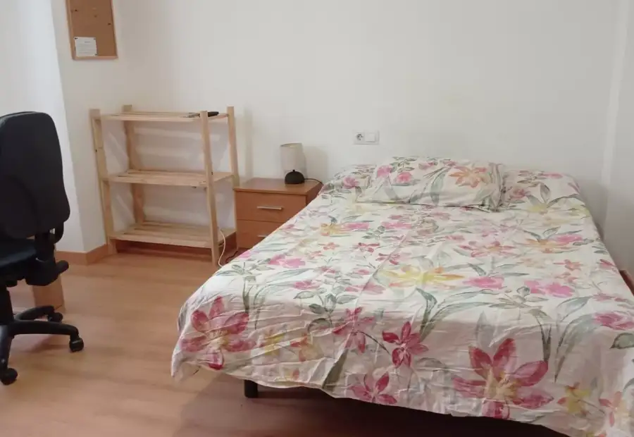 Se alquila habitación en piso compartido de 5 habitaciones en Alicante, gastos incluidos, solo estudiantes en Alicante (Alacant)