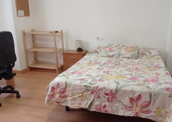 Se alquila habitación en piso compartido de 5 habitaciones en Alicante, gastos incluidos, solo estudiantes en Alicante (Alacant)